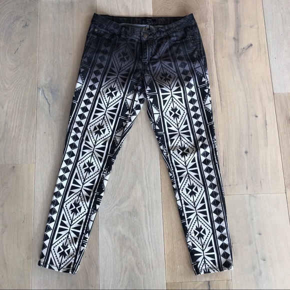 Aztec print black and white ombre jeans sz. 9 - Picture 2 of 6